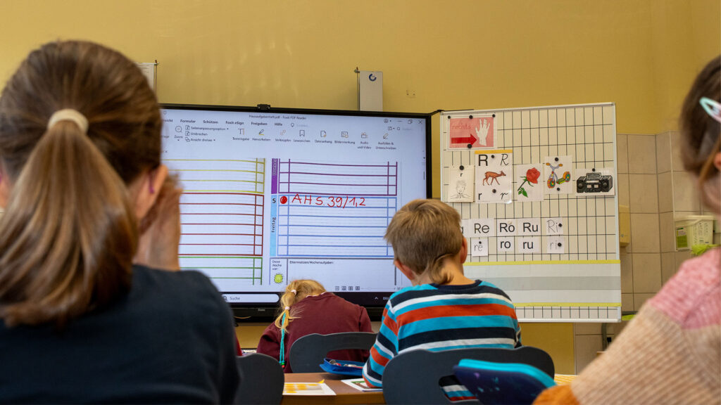 Friedrich-Ludwig-Jahn Grundschule Leuna - Tafel mit Kindern im Unterricht