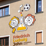 Friedrich-Ludwig-Jahn Grundschule Leuna - Schullogo an Fassade